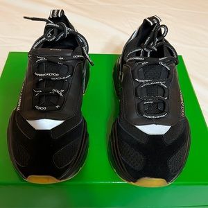 The Dolce & Gabbana sneakers are slightly worn in good condition.